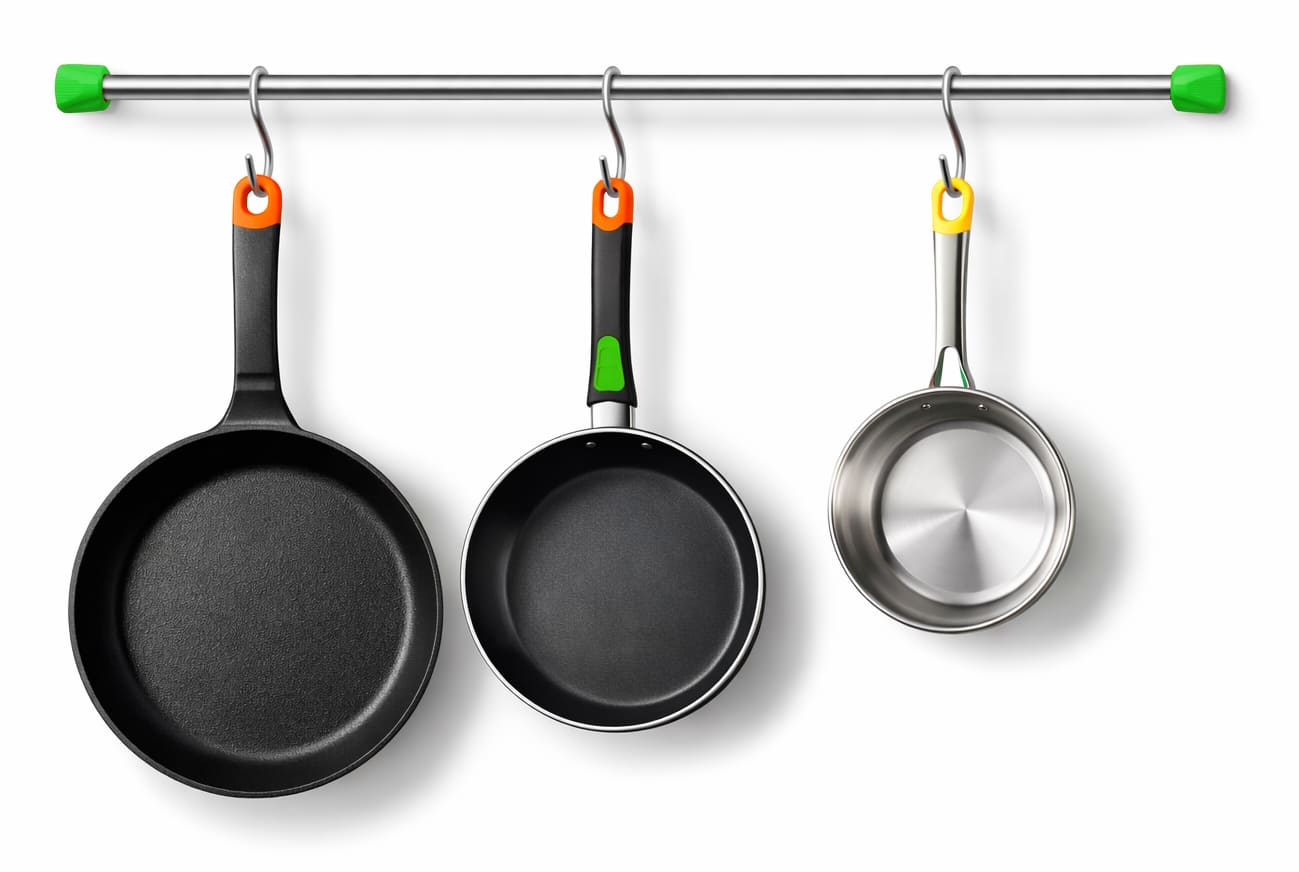 как хранить сковородки на кухне